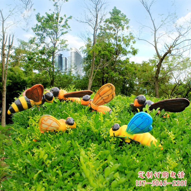 湖州公园草丛中的蜜蜂雕塑