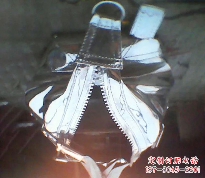 湖州精美不锈钢手提包雕塑