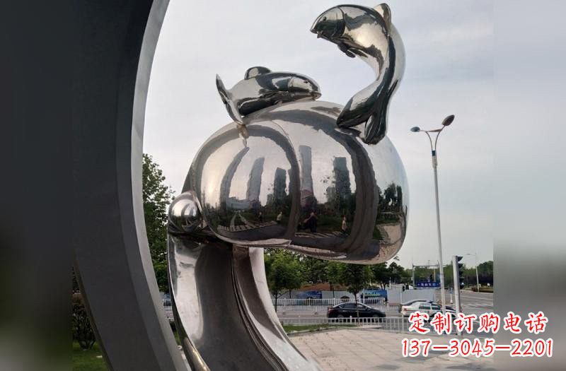 湖州海浪下的海鸥雕塑