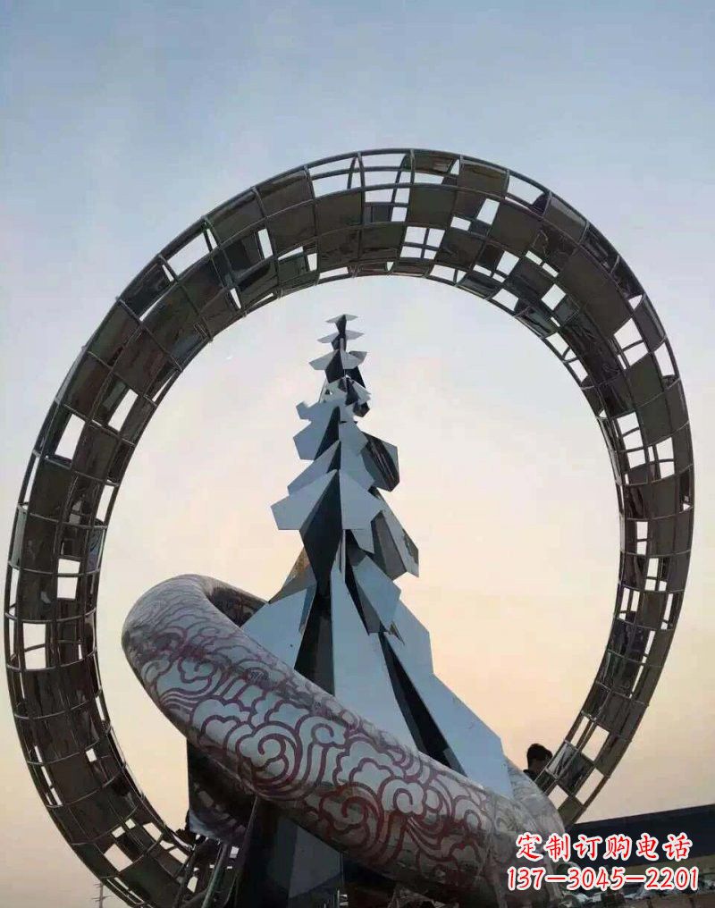 湖州不锈钢广场上的松树雕塑