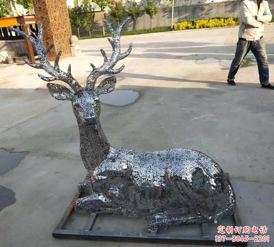 湖州梅花鹿雕塑点缀不锈钢广场星空