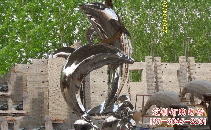 湖州海豚之美不锈钢海边雕塑