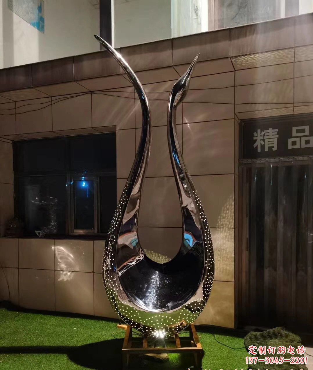 湖州不锈钢镜面天鹅雕塑——象征着美丽与坚强