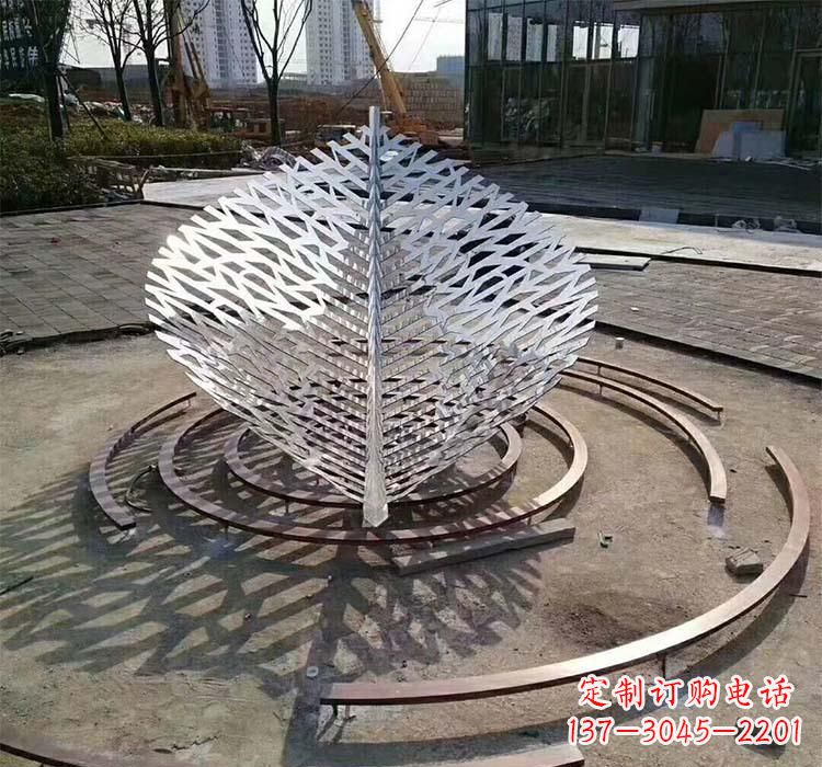 湖州不锈钢镂空树叶雕塑——给环境带来美丽