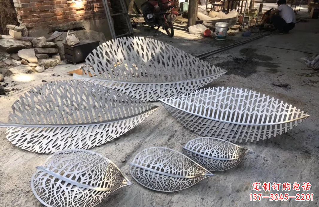 湖州不锈钢树叶雕塑美丽的自然之美