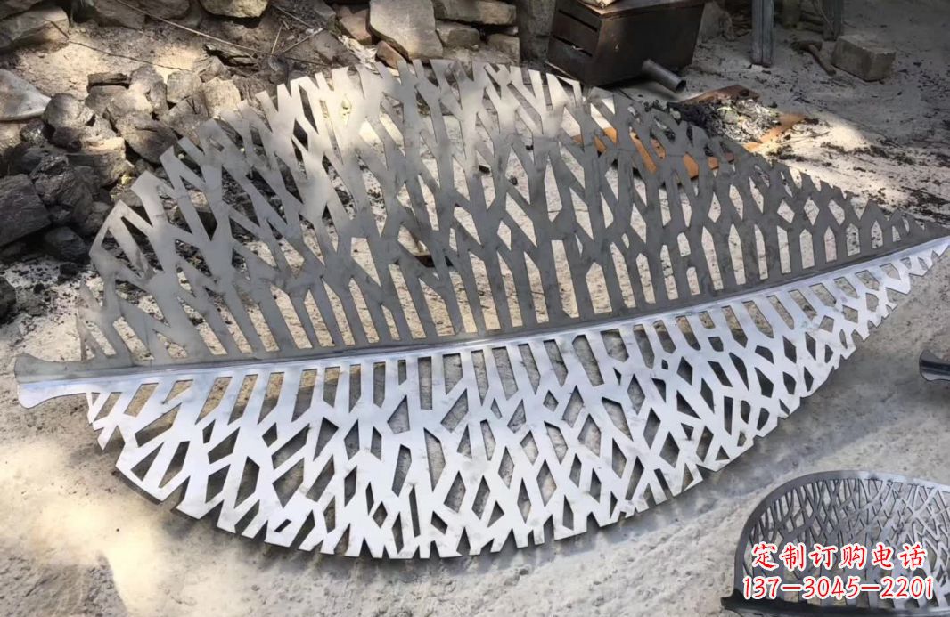 湖州不锈钢镂空树叶雕塑艺术的精美结合