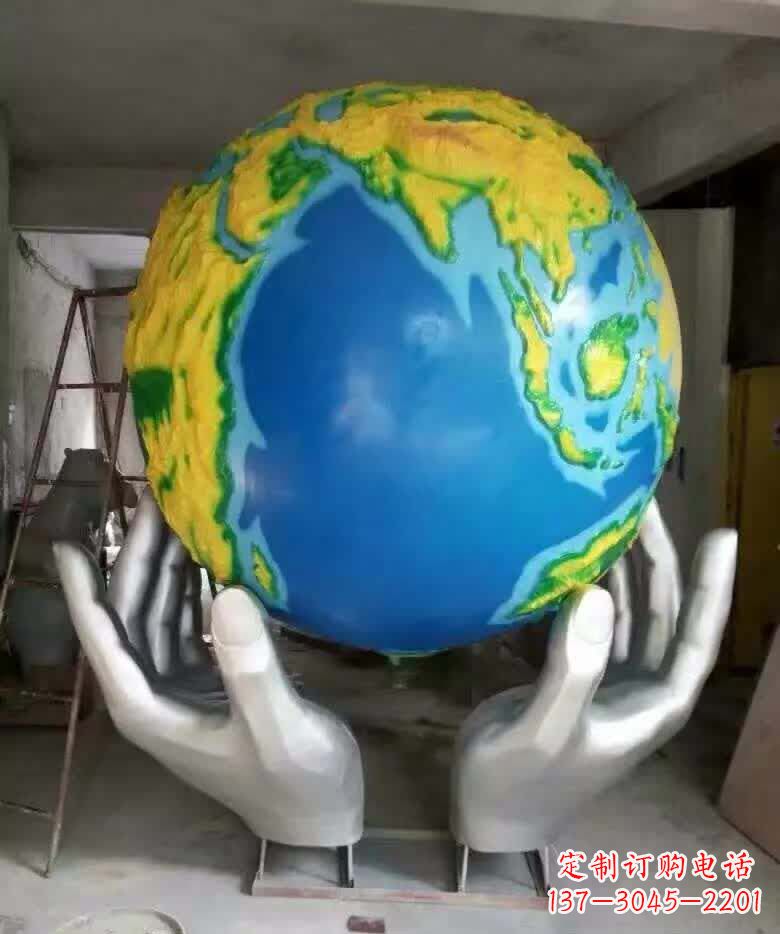 湖州不锈钢手托地球雕塑精美的艺术作品