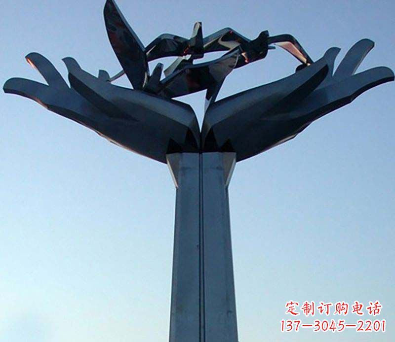 湖州不锈钢手托鸽子雕塑象征着和平与爱