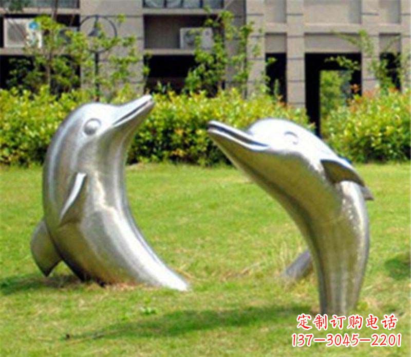 湖州海豚雕塑草坪上的精美装饰