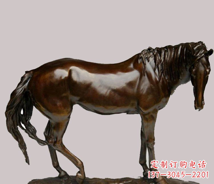 湖州草原上的动物雕塑