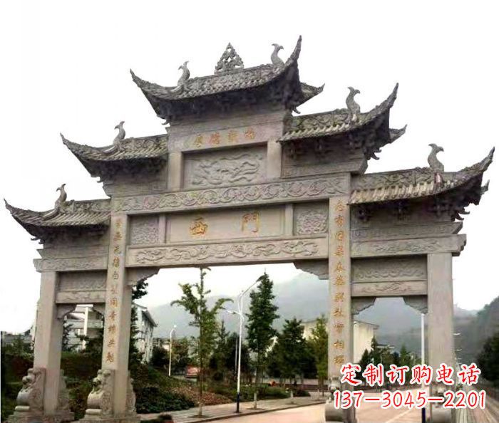湖州村口三门石雕牌楼