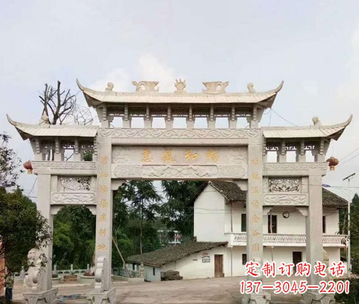 湖州村口三门石雕牌楼精美的雕塑杰作
