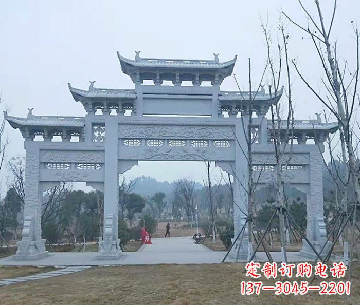 湖州村口三门石雕牌楼古朴华丽