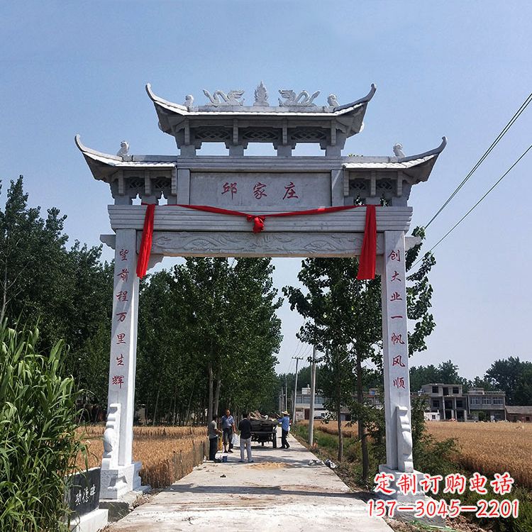 湖州古村落中的石牌坊雕塑