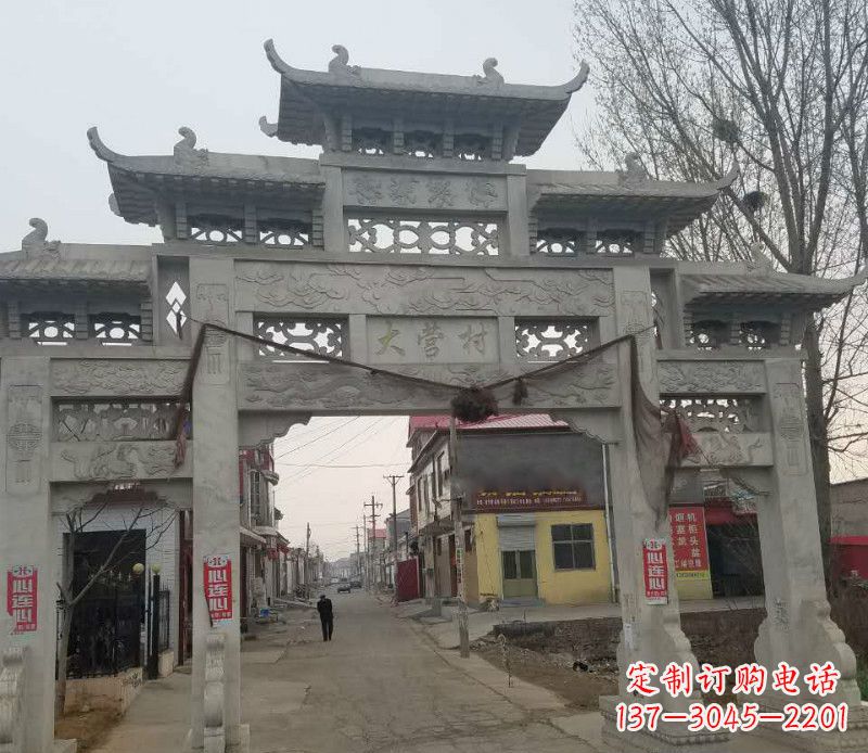湖州村庄三门石牌坊石雕传承古老文化