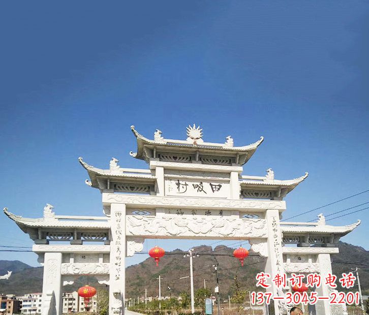 湖州村庄的牌坊雕塑