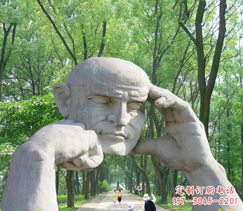 湖州公园抽象人物拱门石雕