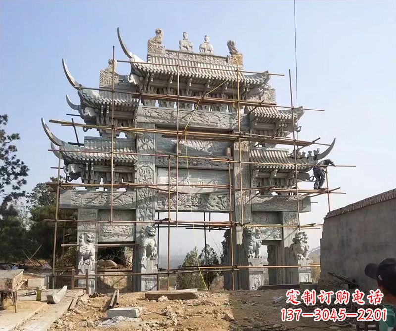 湖州石牌坊外东侧的龙凤雕塑