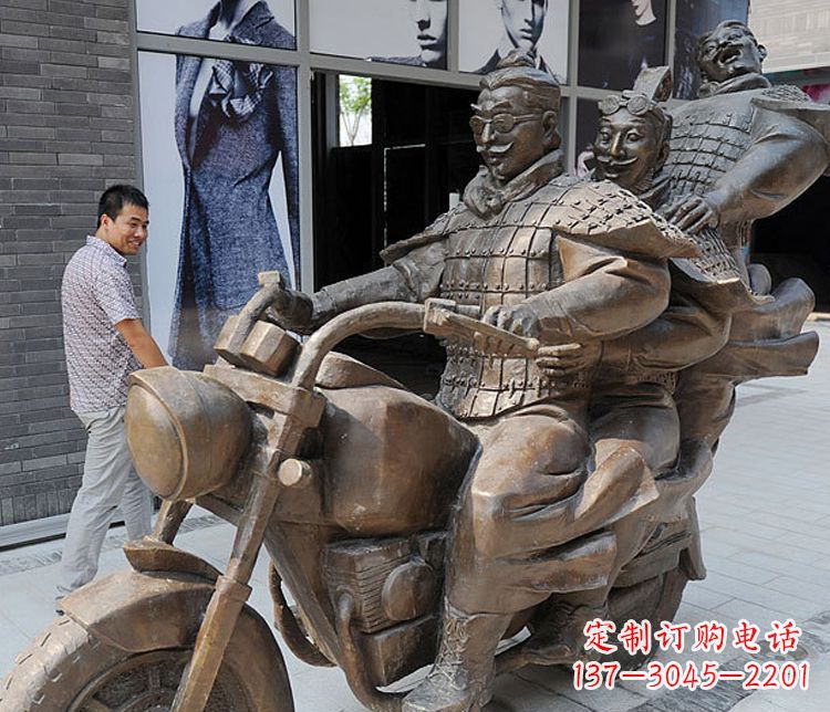 湖州铜雕街头骑摩托人物雕塑