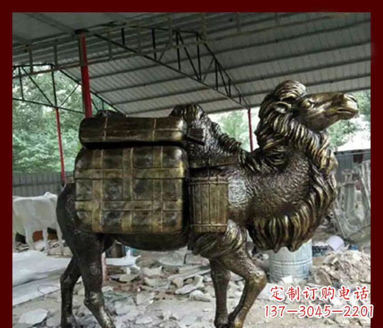 湖州拖行李的骆驼动物铜雕