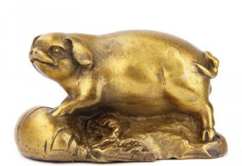 湖州铸铜鎏金猪雕塑时尚炫彩，精致温馨