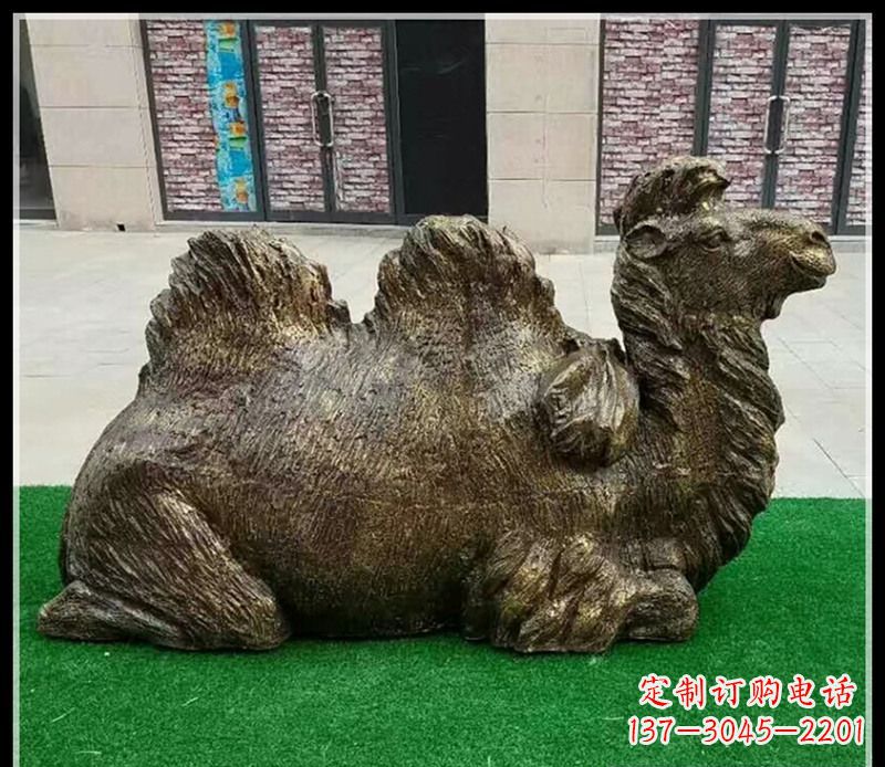 湖州卧在草地的骆驼铜雕
