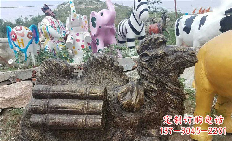 湖州卧着的骆驼动物铜雕 (2)