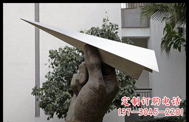 湖州小区不锈钢手拿纸飞机雕塑