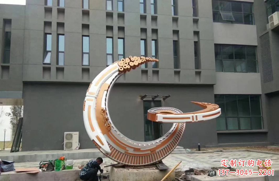 湖州小区抽象不锈钢月亮雕塑